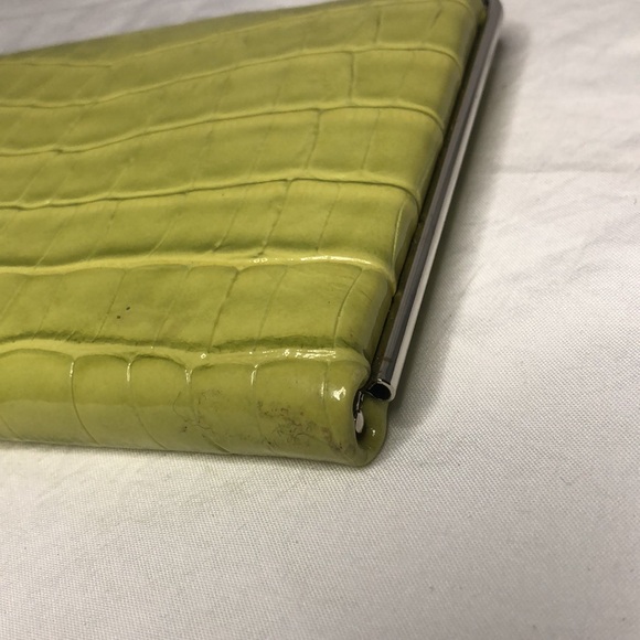 Unbranded faux croc design lime green clutch. Vintage look. Holds up to 8 cards. - Picture 4 of 7